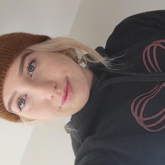 Meet your Posher! - Picture 2 of 2